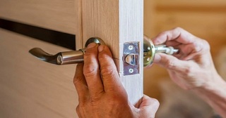 Установка и замена дверной ручки в Чусовой от 282 руб. – Мастер24, монтаж фурнитуры, недорого